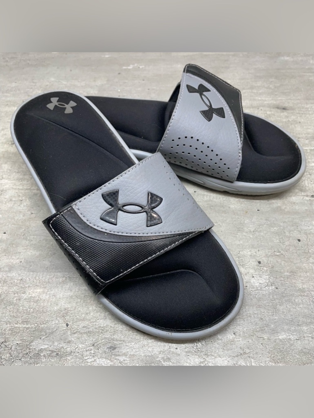 Under Armour‎ Ignite VI Graphic Slides Mens 8 Black Grey Excellent 3022711-002